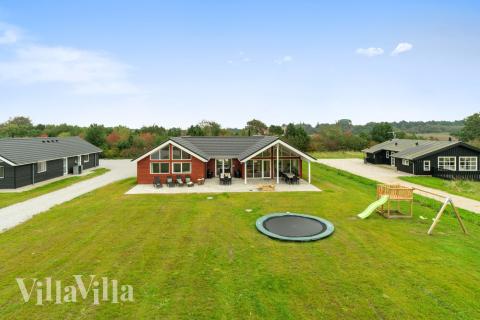 Dette lekre huset med svømmebasseng, nr. 472, med plass til 18 personer, ligger i Østjylland