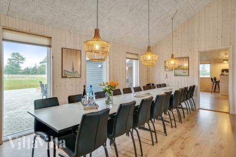 Det er god plass til at 20 personer sitter sammen i feriehusets oppholdsrom under et besøk i luksushus 474 i Østjylland.