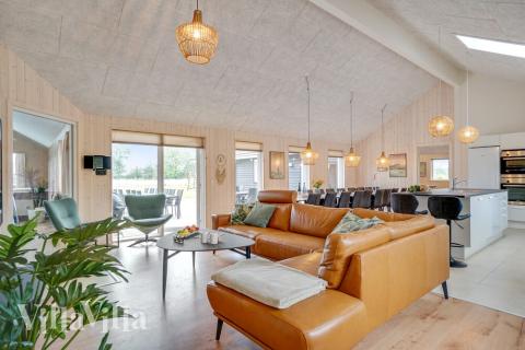 Det er plass til 20 personer i det store lyse oppholdsrommet i luksushus nr. 474.