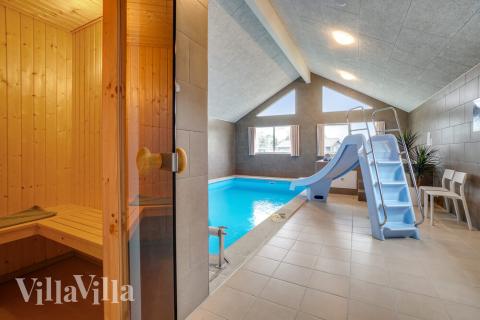 Det flotte bassenget i luksushus nr. 474 til 20 personer