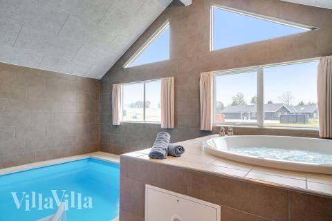 Nyt varmen i boblebadet i luksushus nr. 474 i Østjylland