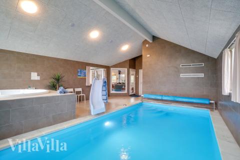 Feriehus 474 har et flott basseng med sklie, et stort innebygd boblebad og en badstue