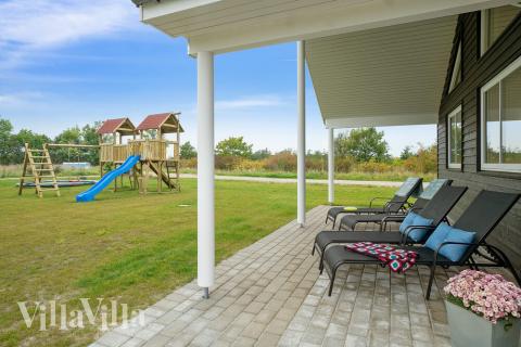 Stor terrasse i luksushus nr. 474 i Østjylland.