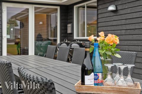 På terrassen i feriehus nr. 474 er det plass til 20 personer.