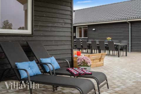 Nyt en grillkveld på terrassen i luksushus nr. 474 i Østjylland