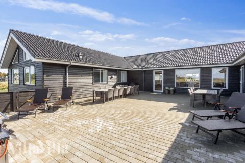 Nyt en grillkveld på terrassen i luksushus nr. 476 i Nordjylland