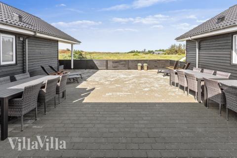 På terrassen i feriehus nr. 476 er det plass til 20 personer.