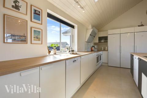 På luksushusets kjøkken finner dere alt dere trenger for å lage mat til 20 personer.