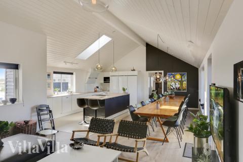 Det er plass til 20 personer i det store lyse oppholdsrommet i luksushus nr. 476.