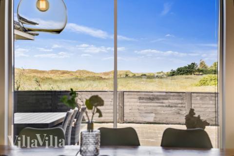 Det er god plass til at 20 personer sitter sammen i feriehusets oppholdsrom under et besøk i luksushus 476 i Nordjylland.