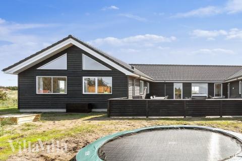 I det attraktive feriehuset nr. 476 i Nordjylland finnes det mengder av utendørsaktiviteter, som leketårn og huskestativ.