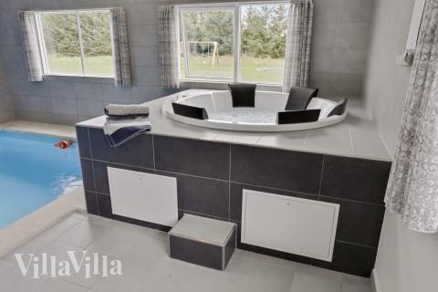 Nyt varmen i boblebadet i luksushus nr. 445 i Lolland/Falster/Møn