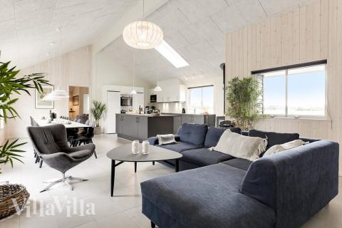 Det er plass til 20 personer i det store lyse oppholdsrommet i luksushus nr. 445.