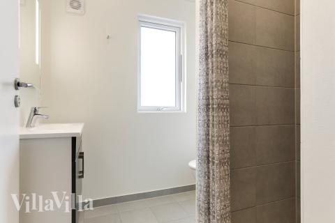 Det finnes bad med dusj i luksushus nr. 445 til 20 personer.