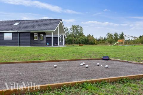 I det attraktive feriehuset nr. 445 i Lolland/Falster/Møn finnes det mengder av utendørsaktiviteter, som leketårn og huskestativ.