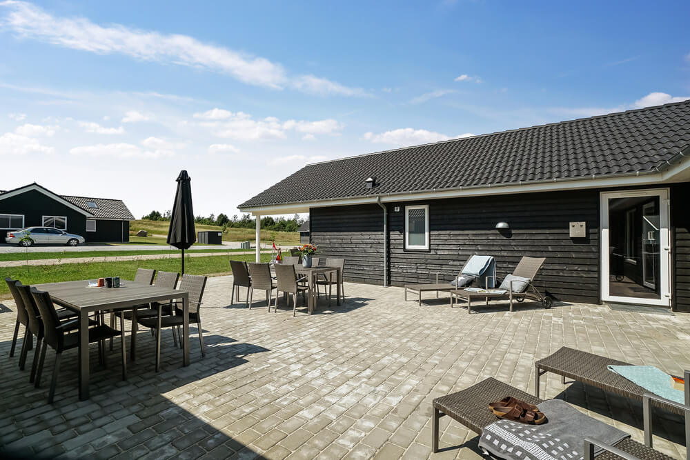 Stor terrasse i luksushus nr. 451 i Østjylland.