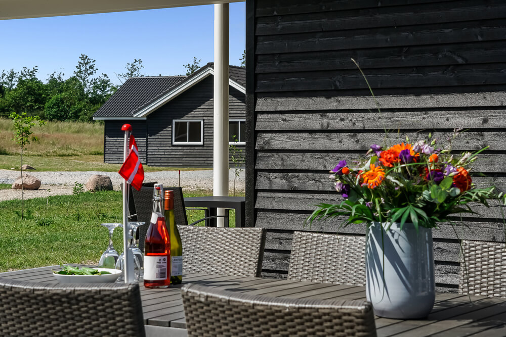 På terrassen i feriehus nr. 451 er det plass til 20 personer.