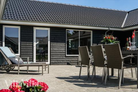 Nyt en grillkveld på terrassen i luksushus nr. 451 i Østjylland