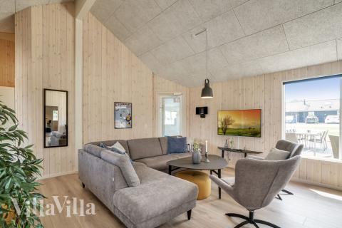 Det er plass til 20 personer i det store lyse oppholdsrommet i luksushus nr. 451.