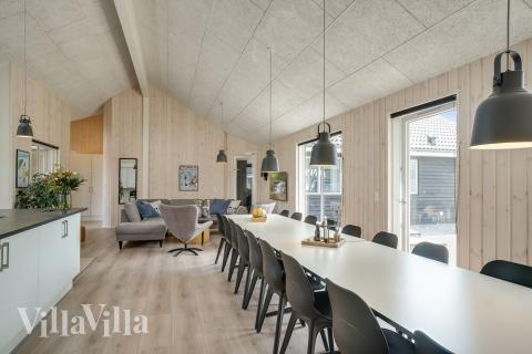 Det er god plass til at 20 personer sitter sammen i feriehusets oppholdsrom under et besøk i luksushus 451 i Østjylland.