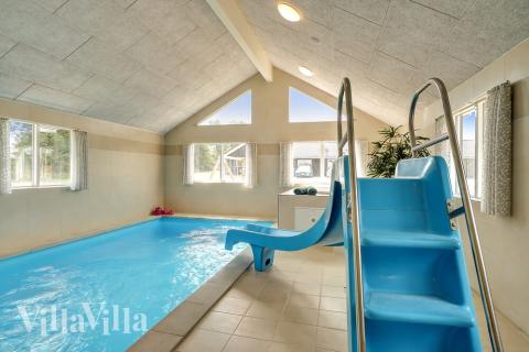 Feriehus 451 har et flott basseng med sklie, et stort innebygd boblebad og en badstue