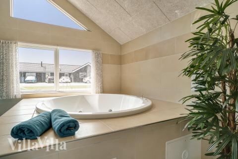 Nyt varmen i boblebadet i luksushus nr. 451 i Østjylland