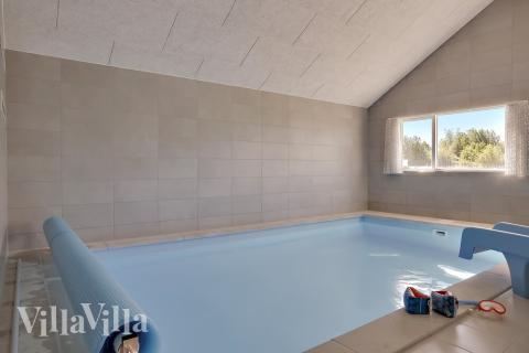 Det flotte bassenget i luksushus nr. 459 til 16 personer