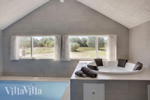 Nyt varmen i boblebadet i luksushus nr. 459 i Lolland/Falster/Møn