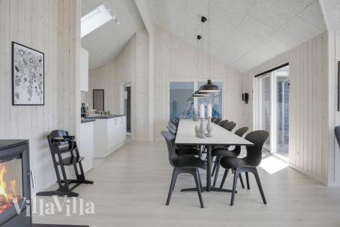 Det er god plass til at 16 personer sitter sammen i feriehusets oppholdsrom under et besøk i luksushus 459 i Lolland/Falster/Møn.