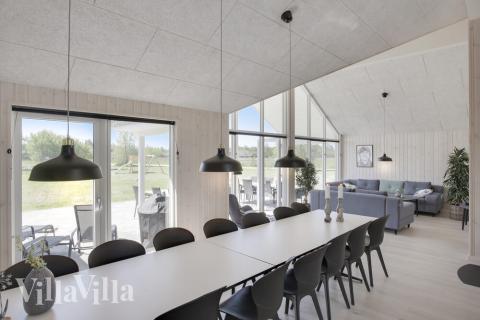 Det er plass til 16 personer i det store lyse oppholdsrommet i luksushus nr. 459.