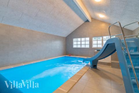 Feriehus 460 har et flott basseng med sklie, et stort innebygd boblebad og en badstue