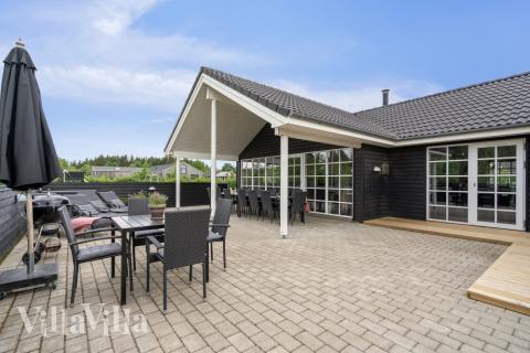 Nyt en grillkveld på terrassen i luksushus nr. 460 i Vestjylland