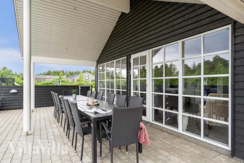 Luksushus nr. 460 har en deilig terrasse med gode hagemøbler til 18 personer.