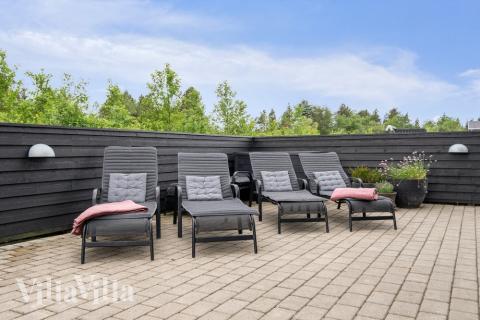 På terrassen i feriehus nr. 460 er det plass til 18 personer.