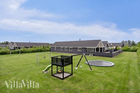 I det attraktive feriehuset nr. 460 i Vestjylland finnes det mengder av utendørsaktiviteter, som leketårn og huskestativ.