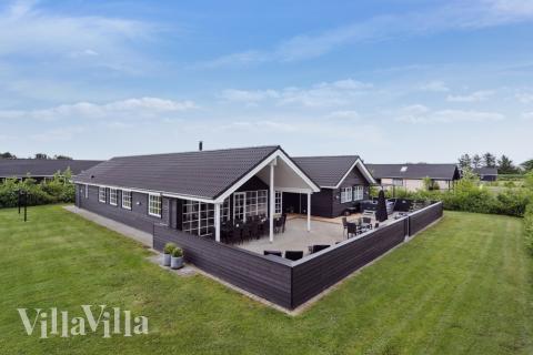 Dette lekre huset med svømmebasseng, nr. 460, med plass til 18 personer, ligger i Vestjylland
