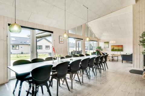 Det er plass til 16 personer i det store lyse oppholdsrommet i luksushus nr. 464.