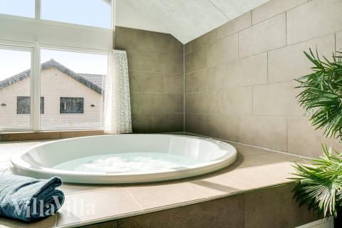 Nyt varmen i boblebadet i luksushus nr. 464 i Vestjylland