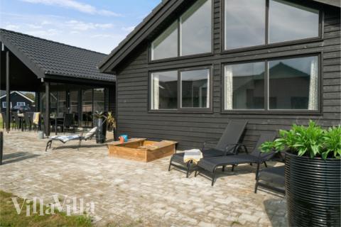 På terrassen i feriehus nr. 464 er det plass til 16 personer.