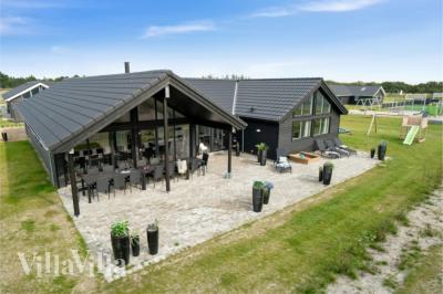 Dette lekre huset med svømmebasseng, nr. 464, med plass til 16 personer, ligger i Vestjylland