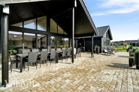 Nyt en grillkveld på terrassen i luksushus nr. 464 i Vestjylland