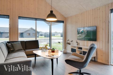 Det er god plass til at 26 personer sitter sammen i feriehusets oppholdsrom under et besøk i luksushus 462 i Vestjylland.