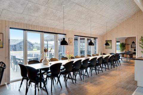 Det er plass til 26 personer i det store lyse oppholdsrommet i luksushus nr. 462.