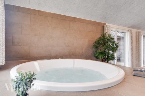 Nyt varmen i boblebadet i luksushus nr. 462 i Vestjylland