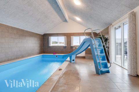 Feriehus 462 har et flott basseng med sklie, et stort innebygd boblebad og en badstue