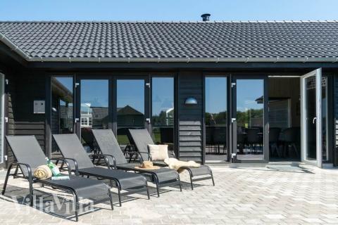 På terrassen i feriehus nr. 462 er det plass til 26 personer.