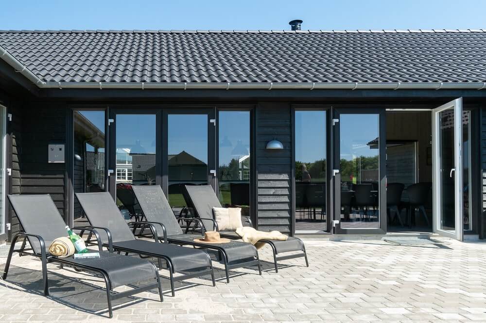 På terrassen i feriehus nr. 462 er det plass til 26 personer.