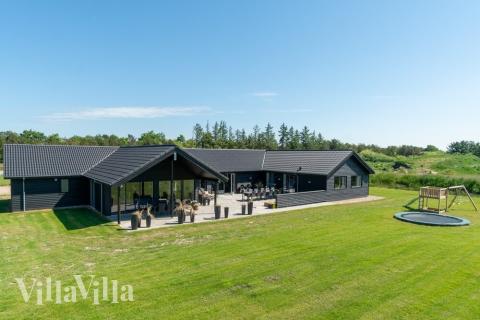 Dette lekre huset med svømmebasseng, nr. 462, med plass til 26 personer, ligger i Vestjylland