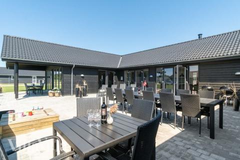 Nyt en grillkveld på terrassen i luksushus nr. 462 i Vestjylland
