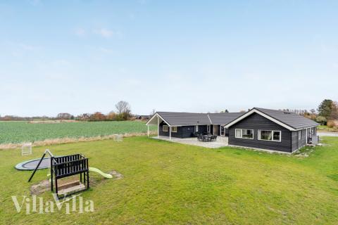 Dette lekre huset med svømmebasseng, nr. 468, med plass til 20 personer, ligger i Lolland/Falster/Møn